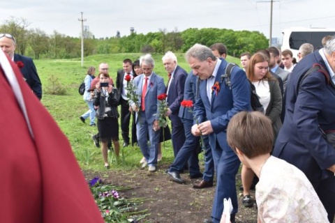 Boris Lechthaler at the graveyard of assassinated president Sakharchenko