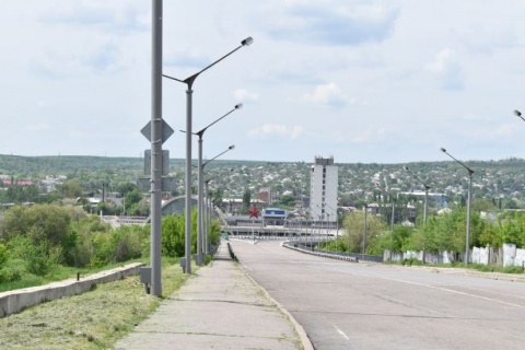 Bahnhof mit Rotem Stern; von der Anhöhe dahinter feuerte ukrainische Artillerie