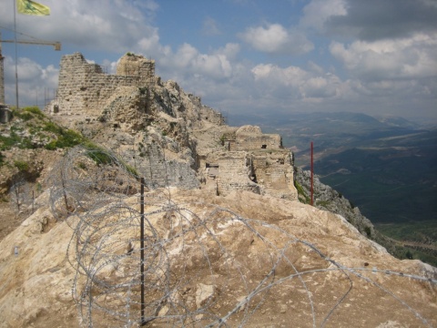 Crusader's castle Beaufort (Arabic Qalaa Schqeif); Hezbollah flag