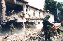Die Geburtsstation der Universitätsklinik „Dr. Dragiša Mišović“ in Belgrad wurde am 28. April 1999 durch Luftangriffe beschädigt, am 20. Mai 1999 von einer Bombe getroffen. Damit wurde auch das Zentrum für Kinderpulmologie und Tuberkulose sowie die Abteilung für Gynäkologie und Geburtshilfe zerstört. Insgesamt wurden in 11 Wochen 19 Krankenhäuser und 20 Gesundheitszentren zerstört oder beschädigt. (Foto: Tanjug)