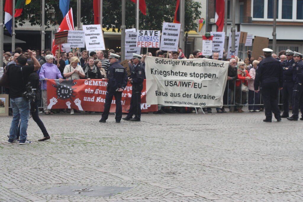 Banner of Initiativ e.V. calling for an immediate ceasefire