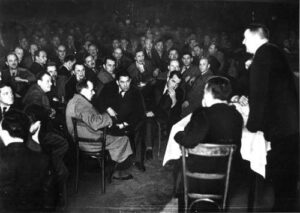 Am 7. März 1938 beschloss eine Vertrauensleutekonferenz der illegalen Arbeiterorganisationen im Arbeiterheim Floridsdorf den Kampf um die österreichische Unabhängigkeit, während sich der austrofaschistische Bundeskanzler Schuschnigg bis zuletzt weigerte, der illegalen Arbeiterbewegung demokratische Rechte zurückzugeben. Diese Versammlung war wahrscheinlich der höchste Punkt des österreichischen antifaschistischen Widerstands.