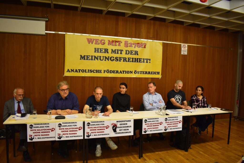 Hannes Hofbauer (2. v l), Autor und Verleger, eröffnet und moderiert