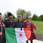Im Atifaschismus vereint: Kosaken mit der italienischen Partisanenfahne