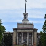 Öffenliches Gebäude mit gekreuten Hämmerm an der Spitze