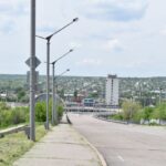 Bahnhof mit Rotem Stern; von der Anhöhe dahinter feuerte ukrainische Artillerie