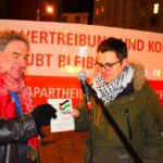 Boris Lechthaler übergibt Marco van Jura eine propalästinensische Single von 1989, die von den Grünen unterstützt wurde.